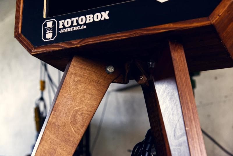 Fest montiertes Stativ an der Fotobox. Praktisch, aber auch nicht..